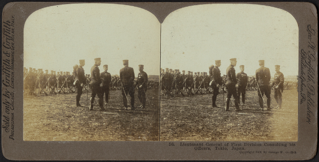 Ein altes Collage-Foto, das eine Gruppe von Militärangehörigen in der Mitte zeigt, mit Soldaten im Hintergrund, die Gewehre halten.