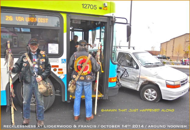 Eine Person in einer schwarzen Jacke h√∂lt eine Tasche und einen Stock, steht auf einer Stra√Ÿe in der N√§he eines Busses mit einer anderen Person, die einen Stock h√∂lt, w√§hrend ein besch√§digtetes Fahrzeug, Geb√§ude, Pflanzen, ein Baum und der Himmel im Hintergrund zu sehen sind.