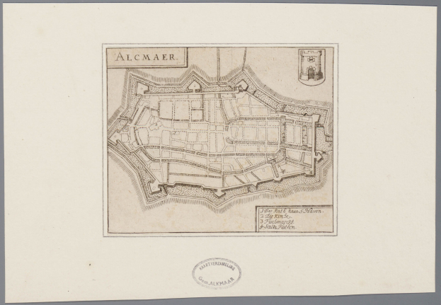 Ein detailliertes handgezeichnetes Stadtplan von Alcmaer, der Straßen, Gebäude und Sehenswürdigkeiten zeigt, mit begleitendem Text, der zusätzliche Informationen bietet.