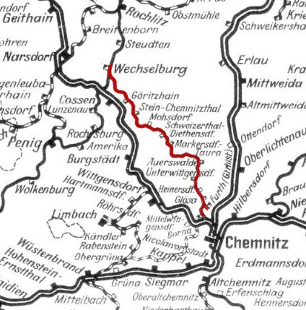 Schwarze und weiße Stadtkarte mit einer roten Bahnlinie, beschriftet als die Wechselburg und Chemnitz-Bahnroute-Karte.