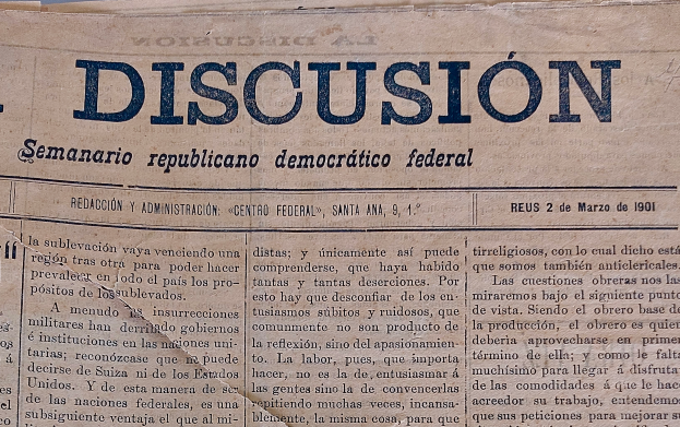 Ein gelblich, leicht zerknittertes Zeitungsblatt mit der schwarzen Aufschrift "Diskussion", das die Schlagzeile "Semanario Repúblicano Democrático Federal" trägt.