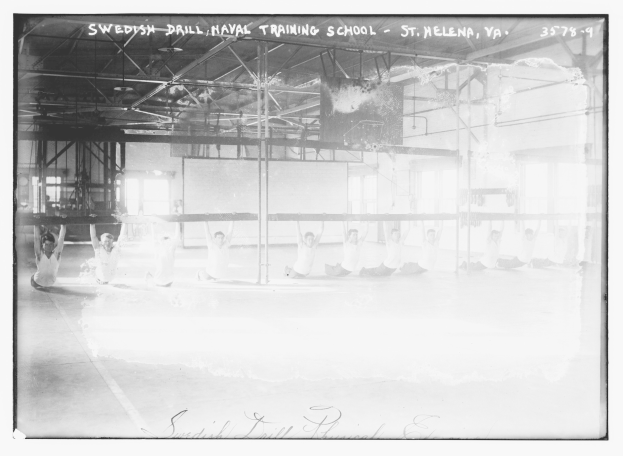 Schwarzes und weißes Foto einer Gruppe, die Gymnastik in einem Gym mit Stangen, Stäben, Fenstern und einer Wand im Hintergrund macht; Text erscheint oben und unten.