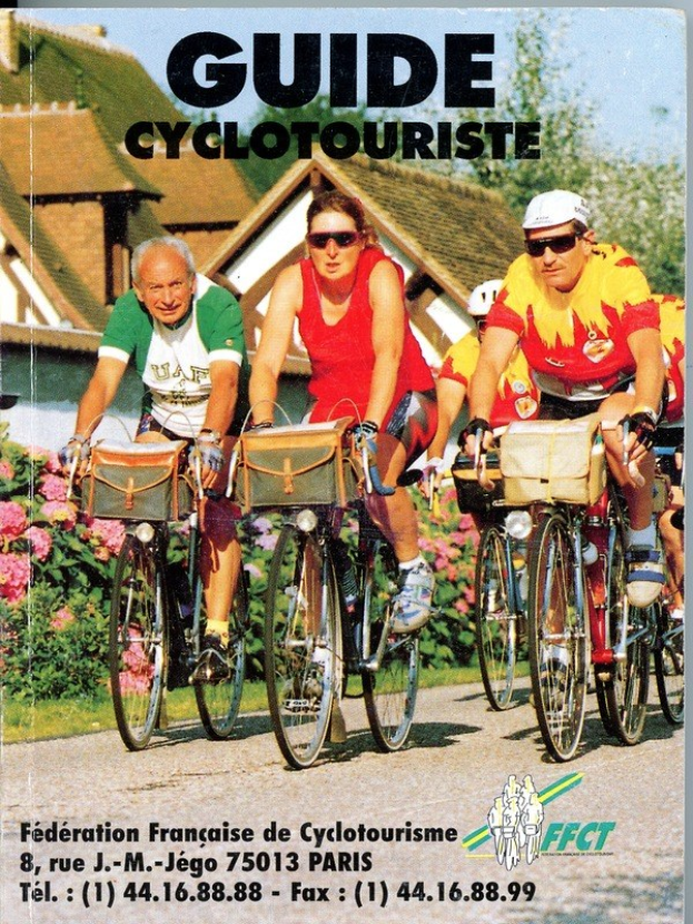 Gruppe von Menschen, die auf Fahrrädern eine Straße entlangfahren, gesäumt von Häusern, Bäumen und Blumen; Text unten lautet "Guide Cyclotouriste".