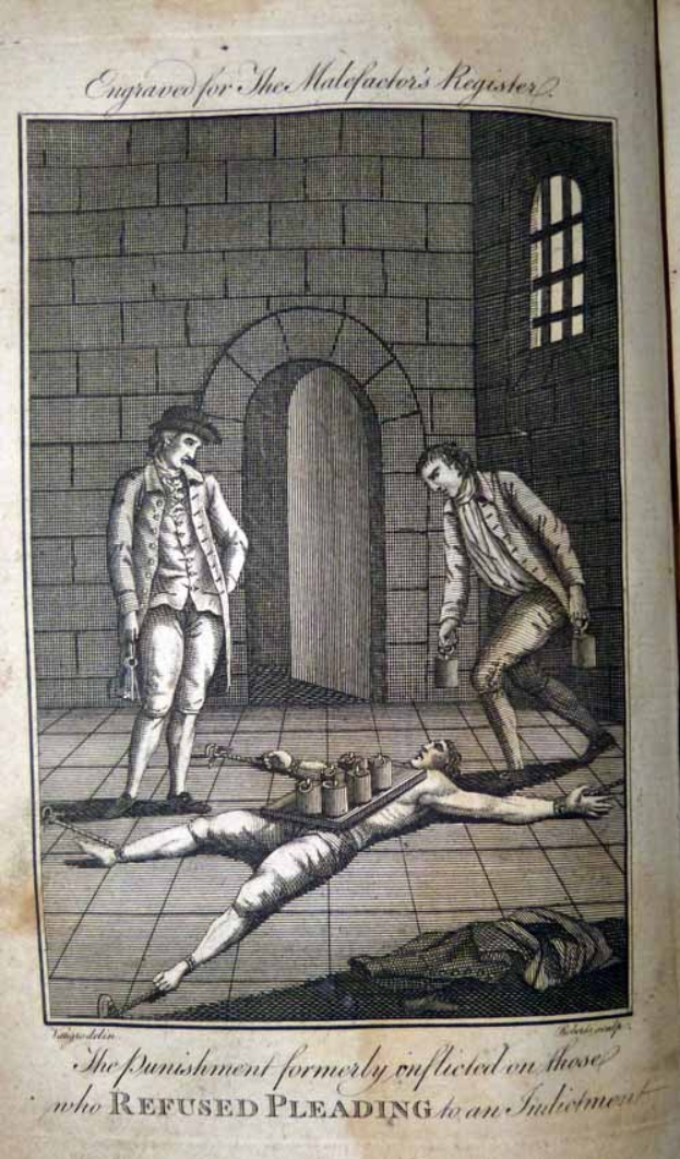 Eine alte Buchillustration, die einen Mann zeigt, der auf dem Boden liegt und von zwei Personen, einer Wand, einer Tür und einem Fenster umgeben ist, mit der Bildunterschrift: "Die Strafe, die früher denen auferlegt wurde, die sich weigerten, sich einem Anklagepunkt zu stellen."