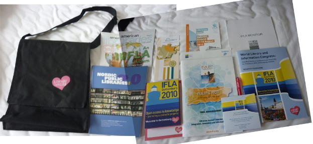 Eine Tasche mit der Aufschrift 'Bibliothek-Liebhaber' und einige Bücher auf einem Bett.