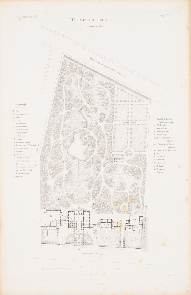 Ein altes Buch mit einer detaillierten Karte eines Parks auf dem Cover, das Bäume, Sträucher und andere Vegetation zeigt, zusammen mit Texten, die Informationen über den Park und seine Umgebung liefern.
