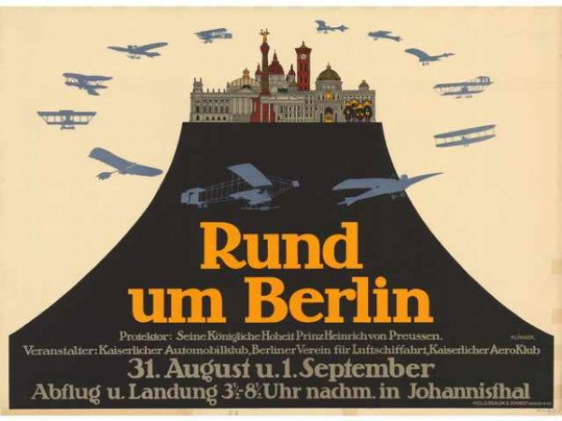 Ein Plakat, das eine Berliner Luftschau ankündigt, mit einem Gebäude im Hintergrund und mehreren Flugzeugen am Himmel, der Text lautet 'Rund um Berlin'.