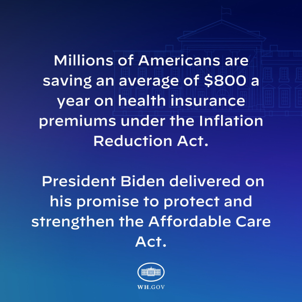 Blauer Hintergrund mit weißer Schrift, die besagt "Millionen von Amerikanern sparen durchschnittlich 800 USD pro Jahr bei den Gesundheitsversicherungsprämien unter dem Inflation Reduction Act" in der Mitte, mit einem Logo darunter.