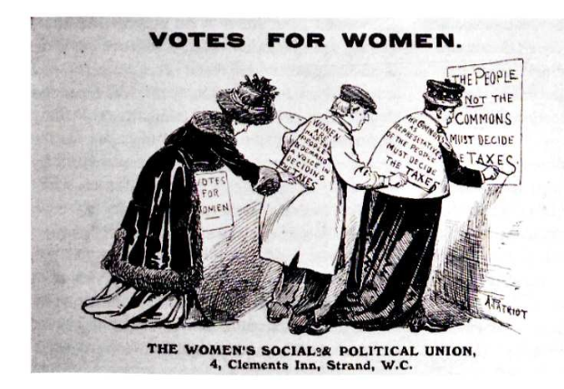 Drei Frauen in traditioneller Kleidung halten ein Schild mit der Aufschrift "Frauenwahlrecht: Die Frauensozial- und politische Union" gegen einen hellblauen Himmel mit weißen Wolken.