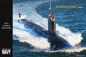 Marine-U-Boot mit "Kampfkraft zuerst" darauf, eine Flagge oben drauf und einige Menschen darauf stehend, umgeben von Ozean.