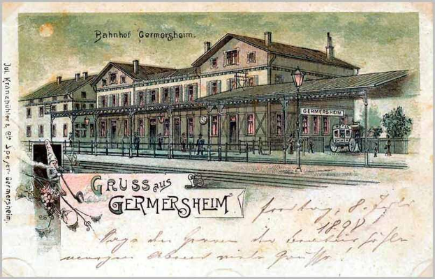 Eine alte Postkarte zeigt einen Bahnhofsplatz in Deutschland mit einem Gebäude, einem Zaun, Menschen, Fahrzeugen, Bäumen und einem bewölkten Himmel, beschriftet mit "Bahnhof Germersheim".