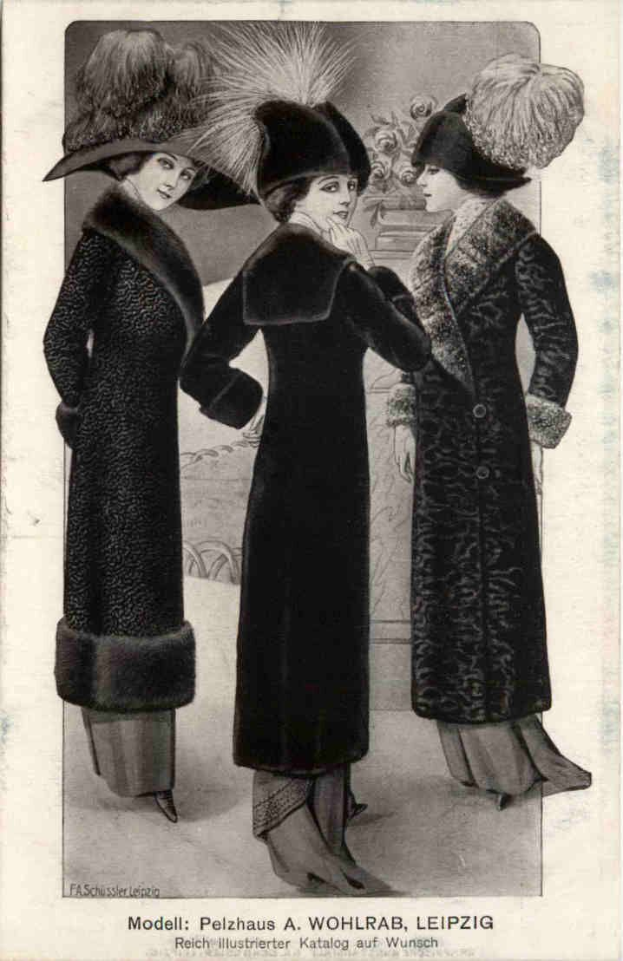 Drei Frauen in schwarzen Mänteln und Hüten stehen nebeneinander, mit einer Blumenvase im Hintergrund, auf einem Schwarz-Weiß-Bild mit dem Titel "Moden der 1920er Jahre".