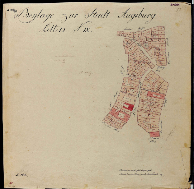 Ein altes Buch mit einer detaillierten Karte von Augsburg, Deutschland, das Straßen, Gebäude und Sehenswürdigkeiten zeigt und von Text begleitet wird, der die Merkmale der Karte beschreibt.