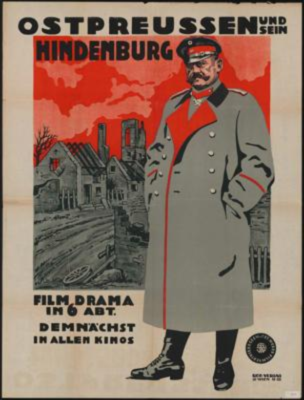 Deutsches Propagandaplakat für den Film "Ostpreußen und Hindenburg" mit einer Person vor Häusern und Bäumen sowie zusätzlichem Text.