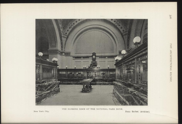 Schwarzes und weißes Foto des Innenraums der National Park Bank in New York City, das Tische, Leuchten, eine Wanduhr und Text am unteren Rand zeigt.