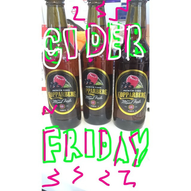 Mehrere Flaschen mit Getränken, darunter eine mit der Aufschrift "Freitag" und eine mit der Aufschrift "Cider".