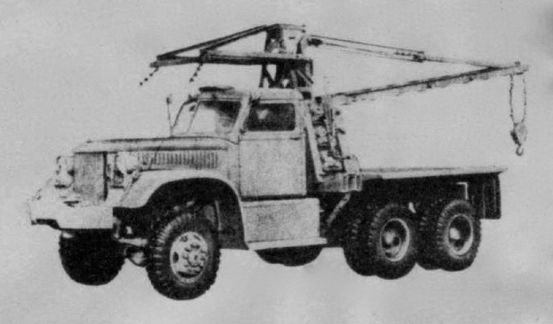 Schwarz-weiß-Foto eines großen Vierrad-Antriebs-Lkw mit einem Kran auf dem Rücken und einem flachen Anhänger, der angeblich das erste Schwerlastfahrzeug der Welt ist.