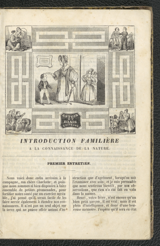 Ein aufgeschlagenes Buch auf einer schwarzen Oberfläche zeigt eine Zeichnung einer Familie und Text, der die Familie vorstellt.