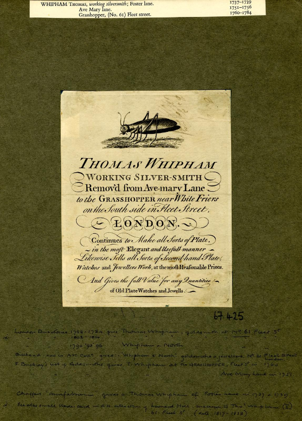 Ein altes Buch mit einer Zeichnung einer Heuschrecke auf dem Cover, das Text auf dem Papier enthält.