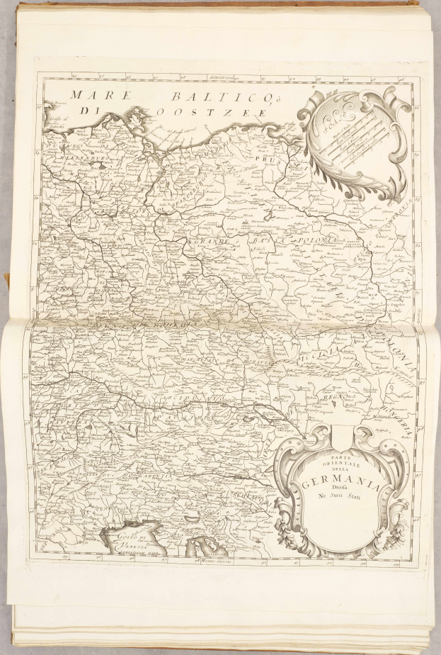 Ein altes Buch mit einer detaillierten Karte von Deutschland, die verschiedene Regionen hervorhebt, mit begleitendem Text, der zusätzliche Informationen liefert.