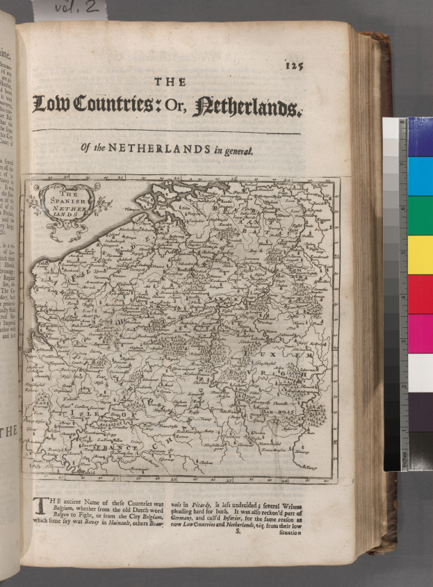 Ein aufgeschlagenes Buch mit einer detaillierten Karte der Niederlande, auf der zusätzlicher Text zu sehen ist.