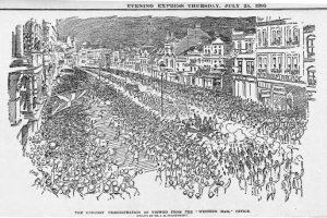 Schwarze und weiße Zeichnung einer Menge, die eine Straße zwischen Gebäuden entlanggeht, mit Text oben und unten, der "Die Unionistendemonstration, wie sie vom Western Mail Office aus gesehen wird" lautet.