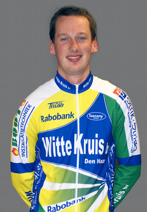 Ein Sportler posiert für ein Foto, auf dessen T-Shirt verschiedene Sponsorennamen stehen.