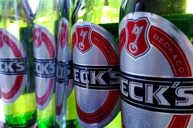 Ein grünes Bierflaschenetikett mit einem daran befestigten Etikett.