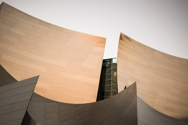Moderner Konzertsaal in Los Angeles mit Glasfenstern unter einem klaren blauen Himmel.