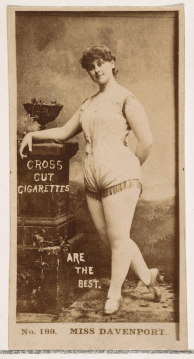Eine Frau in einem Vintage-Badeanzug steht mit einer Schachtel Cross Cut Zigaretten in der Hand, mit dem Text "Cross Cut Zigaretten sind die Besten", trägt Schuhe.