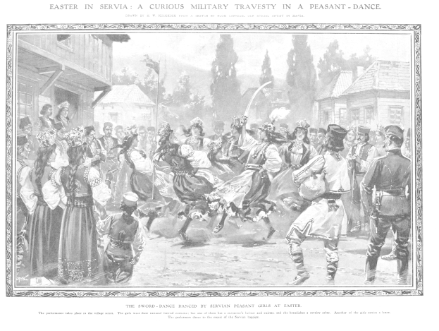 Schwarz-weißes Bild von tanzenden Menschen vor einer Menge mit Häusern und Bäumen im Hintergrund, mit der Beschriftung "Ostersonntag in Servia: Eine kuriose militärische Travestie in einem Bauerntanz" unten.