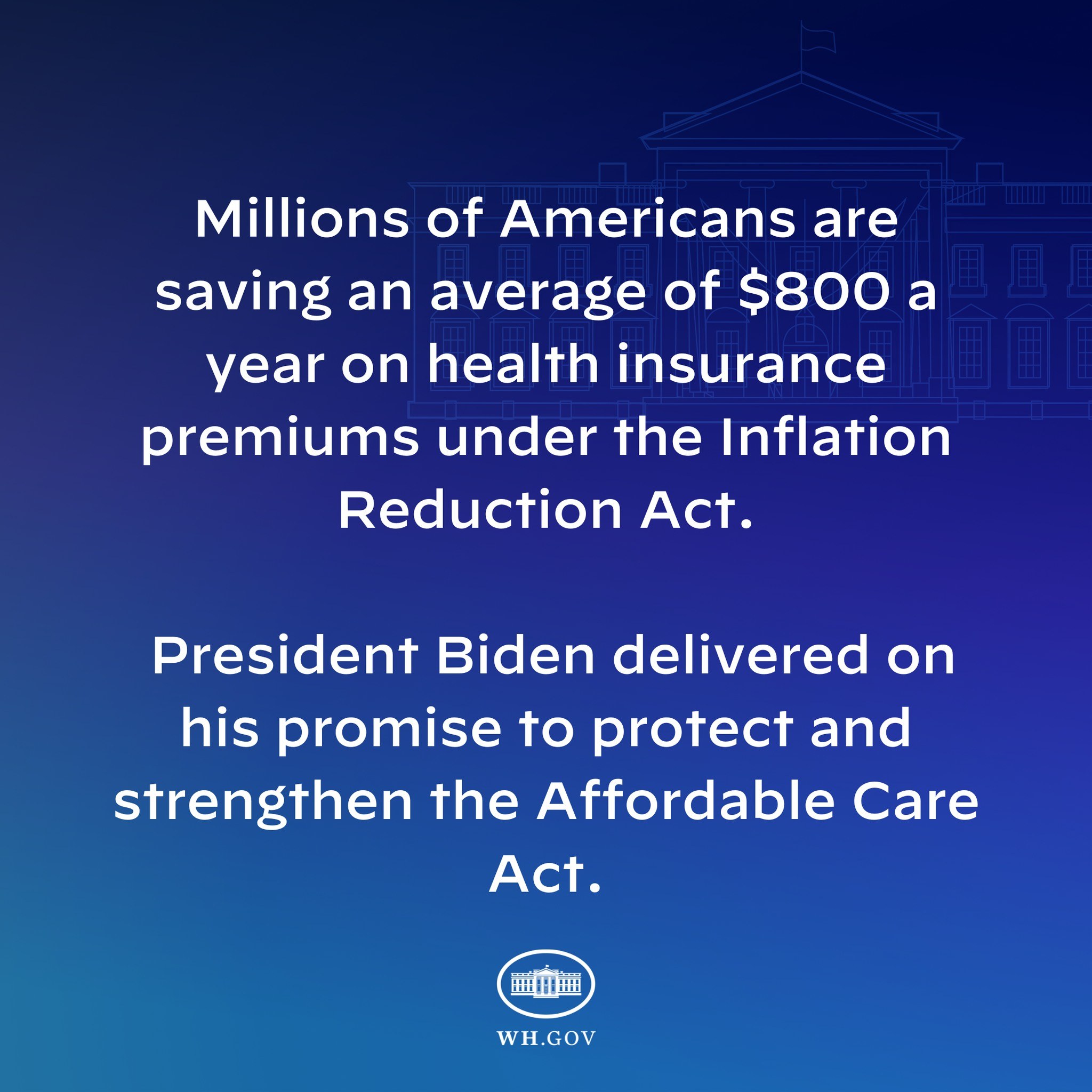 Blauer Hintergrund mit weißer Schrift, die besagt, dass Millionen von Amerikanern durchschnittlich 800 Dollar im Jahr an den Gesundheitsversicherungsprämien unter dem Inflation Reduction Act sparen, mit einem Logo.