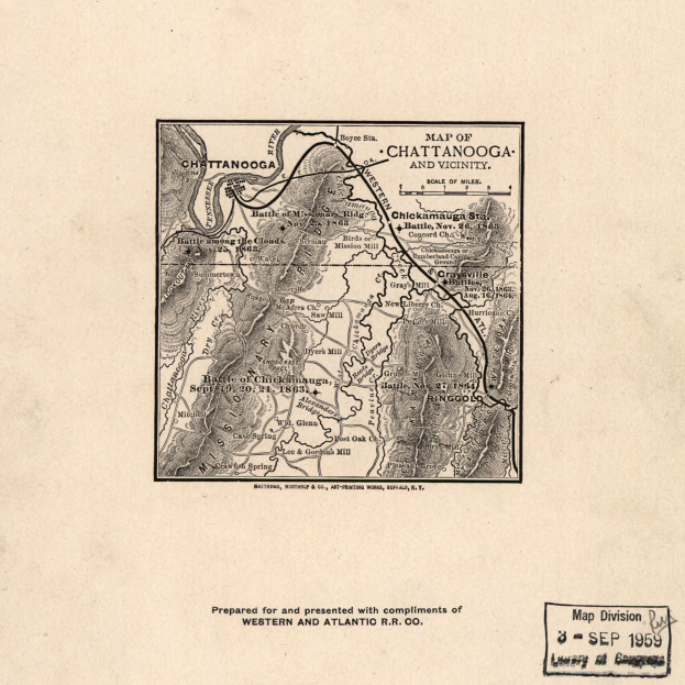 Ein detaillierter alter Stadtplan von Chattanooga, Tennessee auf einem Stück Papier mit Text, der zusätzliche Informationen über die Bevölkerung, den Standort und die Geschichte der Stadt enthält.