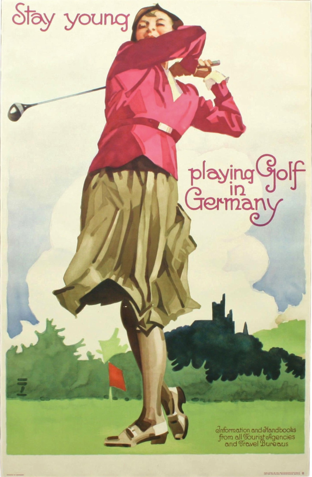Eine Frau hält einen Golfschläger auf einem Golfplatz mit Flagge und Bäumen im Hintergrund, mit Text, der den Golfplatz beschreibt.
