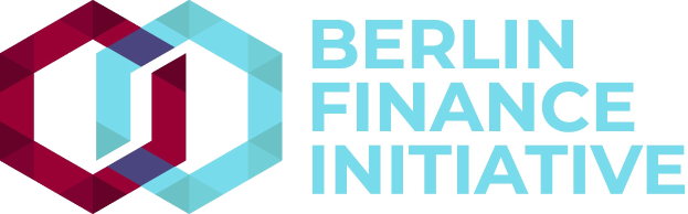 Logo der Berliner Finanzinitiative mit einem blauen Kreis mit weißer Umrandung und einem weißen 'B' in der Mitte, umgeben von einem weißen Ring mit einem blau-weißen Karomuster, und dem Text 'Berlin Finance Initiative' in fetter schwarzer Schrift auf einem weißen Hintergrund.