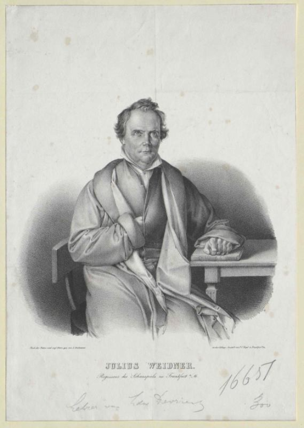 Portrait eines deutschen Philosophen namens Julius Weidner, der an einem Tisch sitzt und ernst in die Kamera schaut; auf dem Papier unter ihm steht wahrscheinlich sein Name.