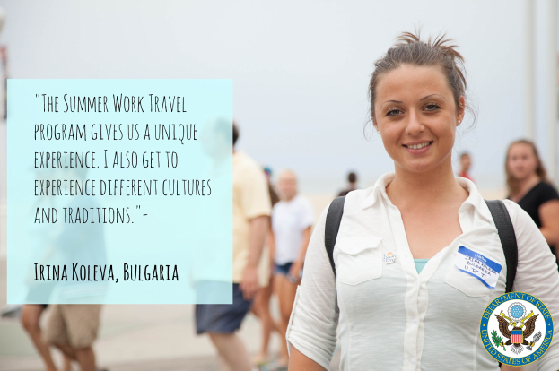 Eine Frau mit einer Tasche lächelt umgeben von einer Gruppe Menschen, die geht, mit Text auf der linken Seite, der über ein Sommerarbeitprogramm berichtet.