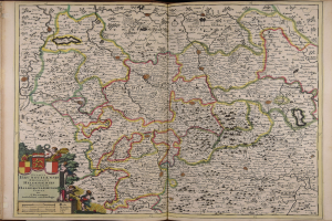 Offenes Buch mit einer detaillierten Deutschlandkarte mit geografischen Merkmalen wie Flüssen, Bergen und Städten sowie begleitendem Text.