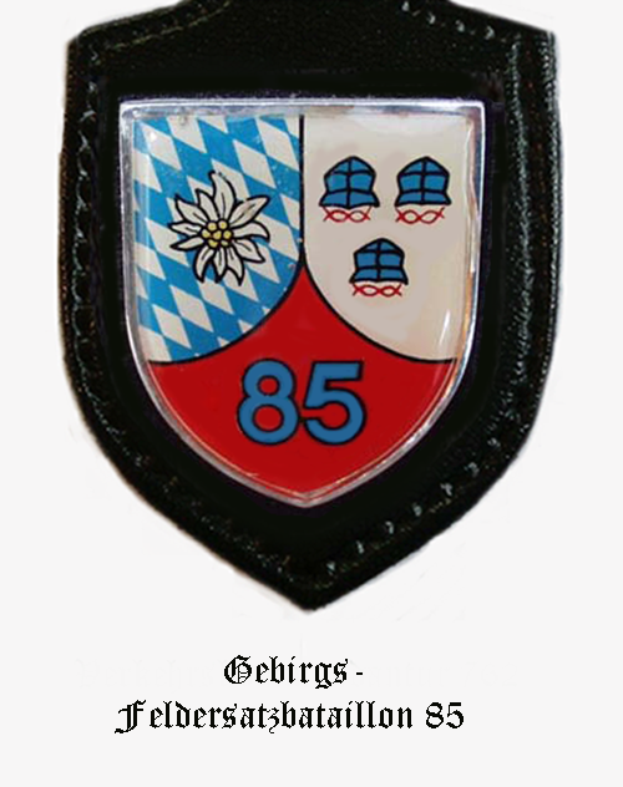 Ein Abzeichen mit der Nummer 85, das die bayerische Fußballmannschaft repräsentiert, mit deutschem Text darunter.