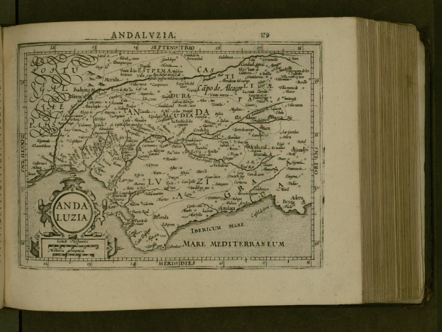 Offenes Buch mit detaillierter Karte von Andalusien mit geografischen Merkmalen wie Bergen, Flüssen und Städten, begleitet von beschreibendem Text.