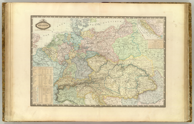 Ein altes Buch ist offen und zeigt eine detaillierte Karte von Deutschland mit seinen Provinzen und Städten.