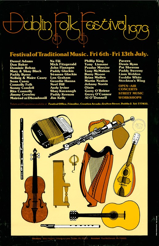 Plakat für das Dublin Folk Festival 1975 mit musikalischen Instrumenten wie Gitarre, Harfe, Flöte und Schlagzeugset sowie Textangaben zum Festival.