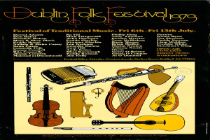 Plakat für das Dublin Folk Festival 1975 mit musikalischen Instrumenten wie Gitarre, Harfe, Flöte und Schlagzeugset sowie Textangaben zum Festival.