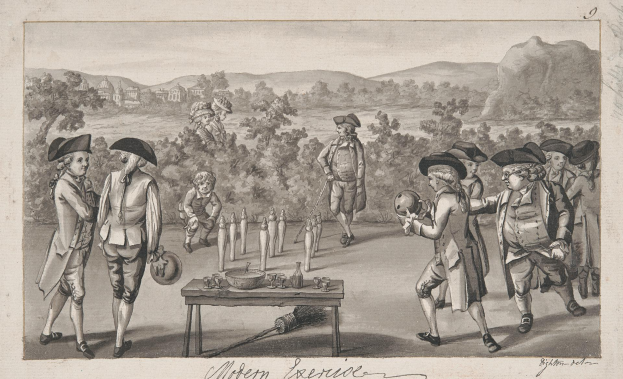 Eine Gruppe von Menschen, die in einem Park Bowling spielen, mit einem Tisch mit Bowlingkögern, Flaschen und anderen Gegenständen in der Mitte und Bäumen, Gebäuden, Höllen und einem klaren blauen Himmel im Hintergrund.
