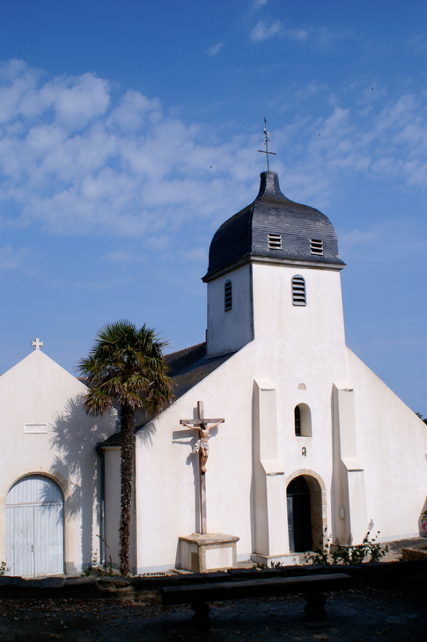 Eine Kirche ist prominent in der Mitte des Bildes positioniert.