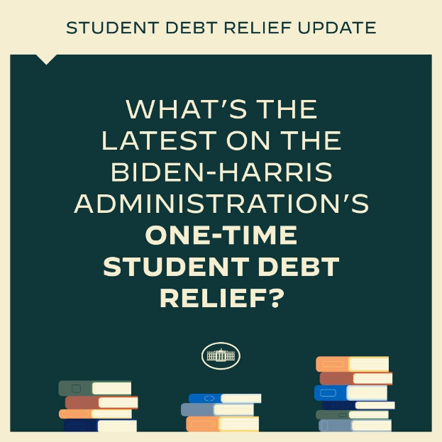 Plakat mit Text über die Entschuldung von Studienkrediten durch die Biden-Harris-Regierung und Bücher unten.