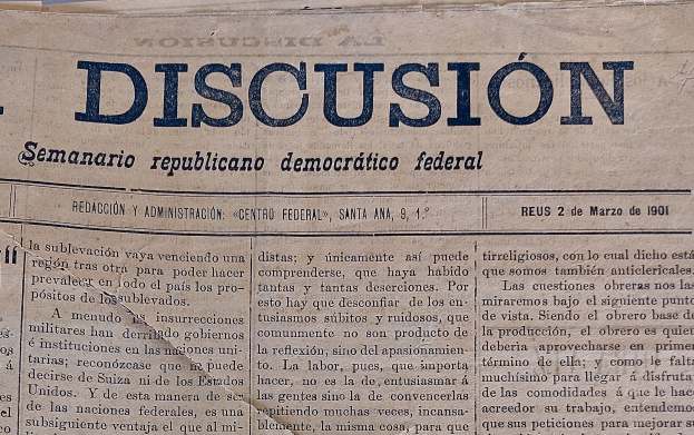 Gelblicher Zeitungsausschnitt mit schwarzer Tinte, Überschrift "Semanario Repúblicano Democrático Federal", mit dem Wort "Diskussion", leicht zerknittert mit Zeichen häufiger Handhabung.