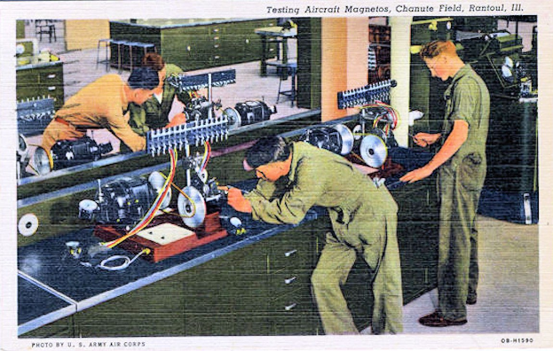 Gruppe von Männern, die an Maschinen in einer industriellen Fabrikumgebung arbeiten, mit Text oben und unten auf dem Bild.