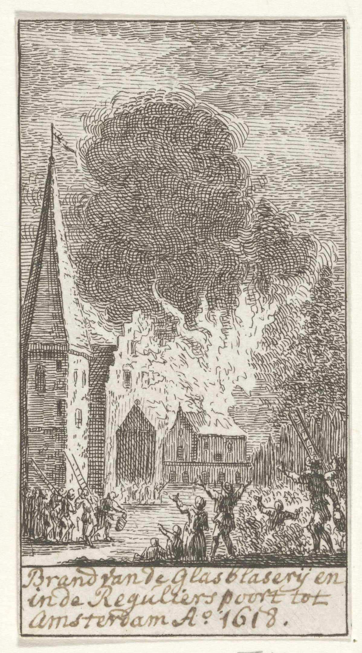 Eine Schwarz-Weiß-Zeichnung eines brennenden Gebäudes mit ein paar Menschen davor und Text unten, der 'brand van de glasblasery en de reguliersport tot amsterdam a 1618' lautet.