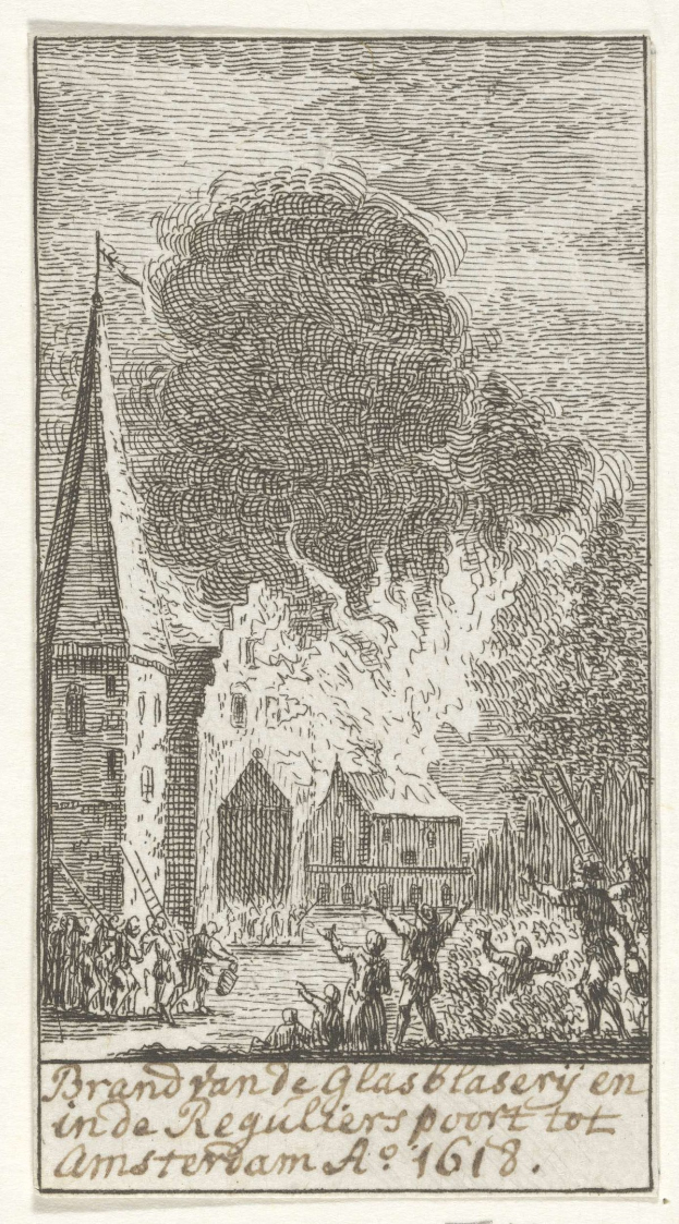 Eine Schwarz-Weiß-Zeichnung eines brennenden Gebäudes mit ein paar Menschen davor und Text unten, der 'brand van de glasblasery en de reguliersport tot amsterdam a 1618' lautet.